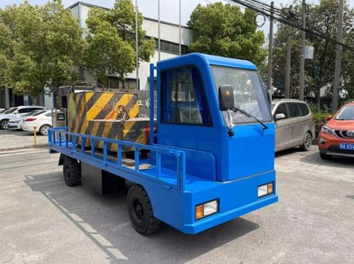 工厂搬运利器 载重2吨电动小平板车应用与优势解析